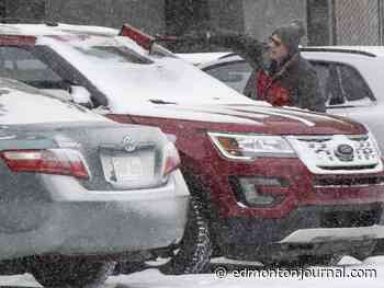 Snowfall delivers Edmontonians a taste of winter, slick roads
