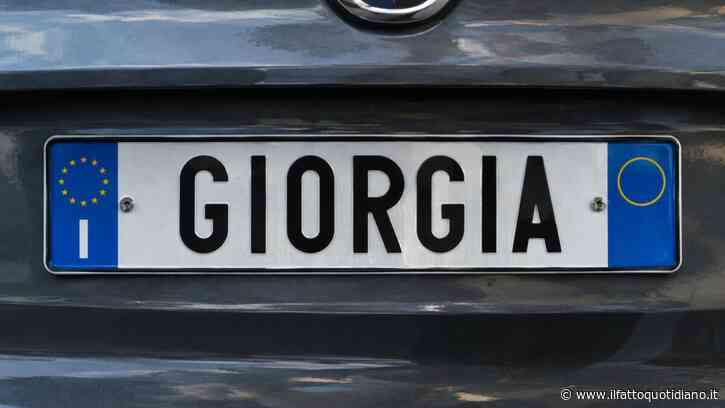 Nella Manovra via libera alle targhe dell’auto personalizzate (al costo di 600 euro). Meloni: “Ci si potrà sbizzarrire”