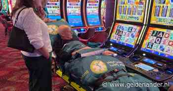 Hans is ernstig ziek en wil nog één keer op zijn geliefde bingokast spelen in het casino: ‘Ik had lichtjes in mijn ogen’