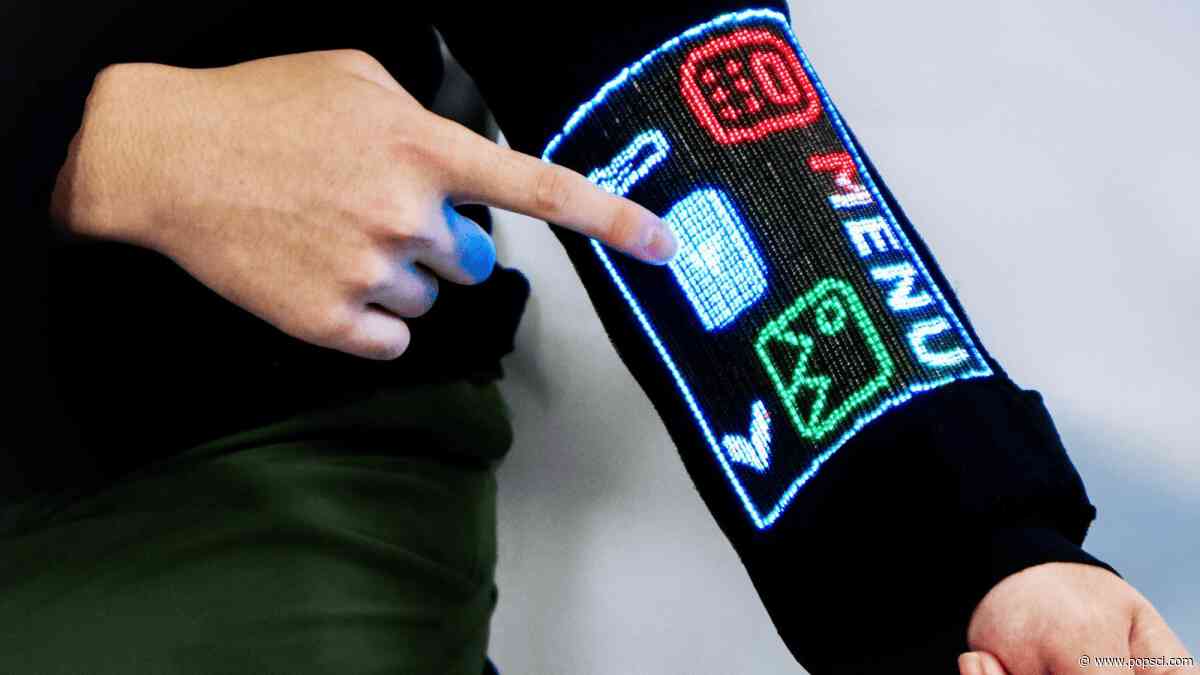 Touchscreen shirt shows photos, plays videos, and answers calls
