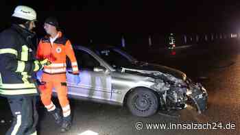 Unfall am Abend auf der St2550 bei Mühldorf – drei Autos verwickelt
