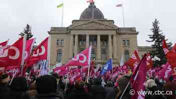 Hundreds of unionized health-care workers rally outside Sask. legislature over contracts