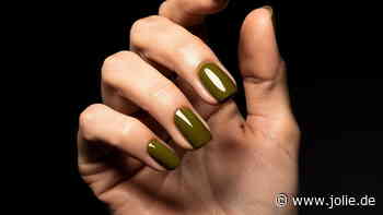 Olive Green Nails wirken im Herbst 2026 besonders edel