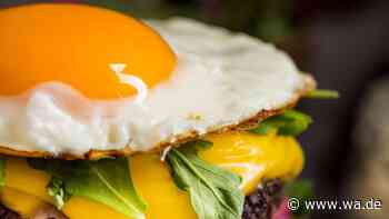 Zwei Spiegeleier statt Semmel: Der Ei-Burger wird zum Snack für Partys und Brotzeit