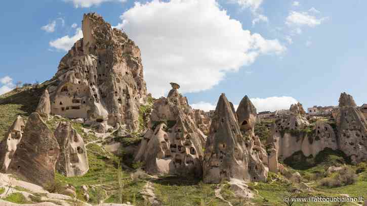 Turchia, crolla un “camino delle Fate” in Cappadocia: due morti. La frana provocata da forti piogge