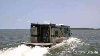 Dieses Wohnmobil fährt auf der Straße und schwimmt im Wasser