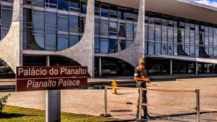 Flávio Bolsonaro scappa negli Usa dopo la sconfitta in Brasile: le ragioni della fuga