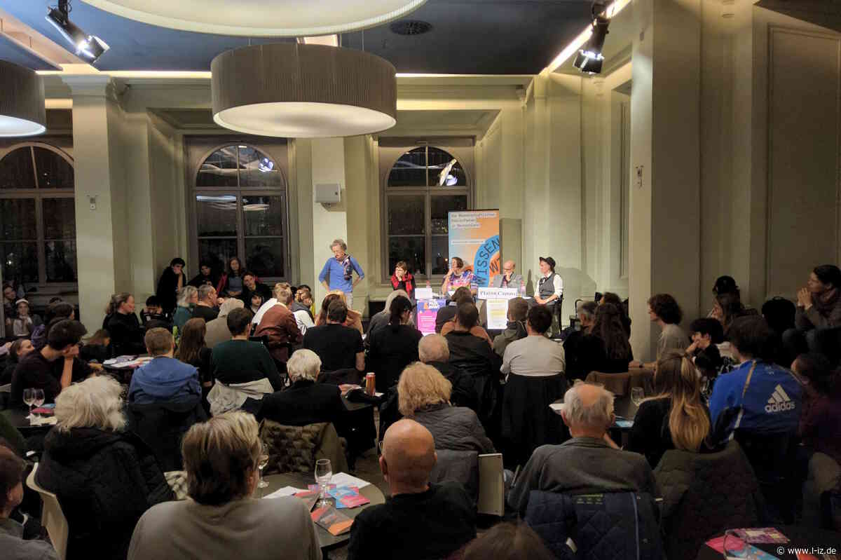 Club der toten Philosoph*innen am 3. November in der Uni-Bibliothek: „Welche Zukunft ist uns möglich?“