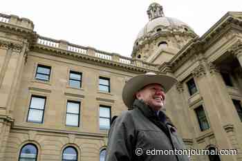 Smith defends text exchange with separatist lawyer over changing petition rules