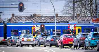 Dorp wacht al tien jaar op één schermpje tegen verkeersellende bij het spoor: komst nu voor vijfde keer uitgesteld