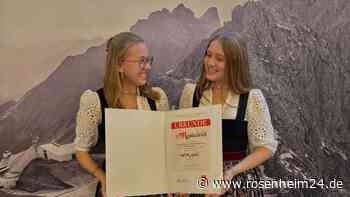 Erfolg beim Volksmusikwettbewerb: Aschauer Duo „d’Moastadirndl“ holt Preis im Inntal