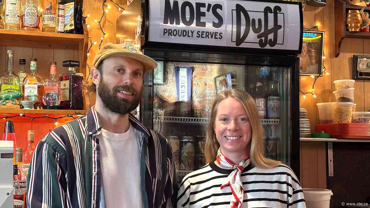 Simpsons fans turn local bar into Moe's Tavern | The Moment