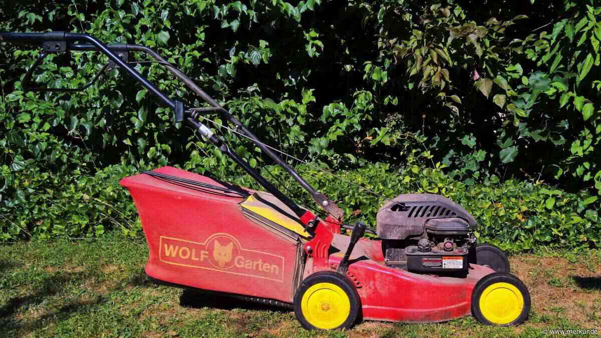 Nicht bei Nässe mähen: Warum dieser beliebte Garten-Handgriff vor dem Sturm den Rasen ruiniert
