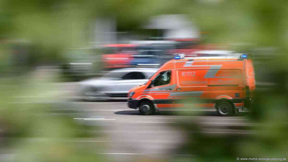 Schulbus mit 20 Kindern fährt in Hauswand