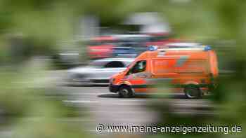Schulbus mit 20 Kindern fährt in Hauswand