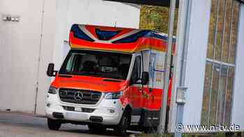 Umstände noch unklar: Schulbus in Schleswig-Holstein fährt mit 20 Kindern in Hauswand