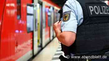 36-Jähriger lässt in S-Bahnhof Hose herunter und zeigt Mann seinen Penis