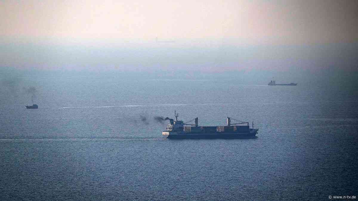 Behörde spricht von neuer Taktik: Schiff in Straße von Hormus mit Haftminen angegriffen