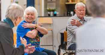 Rina (85) laat ouderen al 35 jaar bewegen op muziek die nog steeds uit cassettebandjes komt
