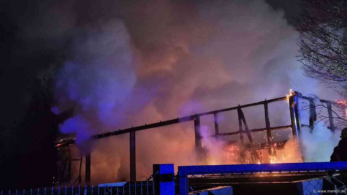 Lauter Knall ist zu hören: Lagerhalle in Bayern brennt komplett nieder