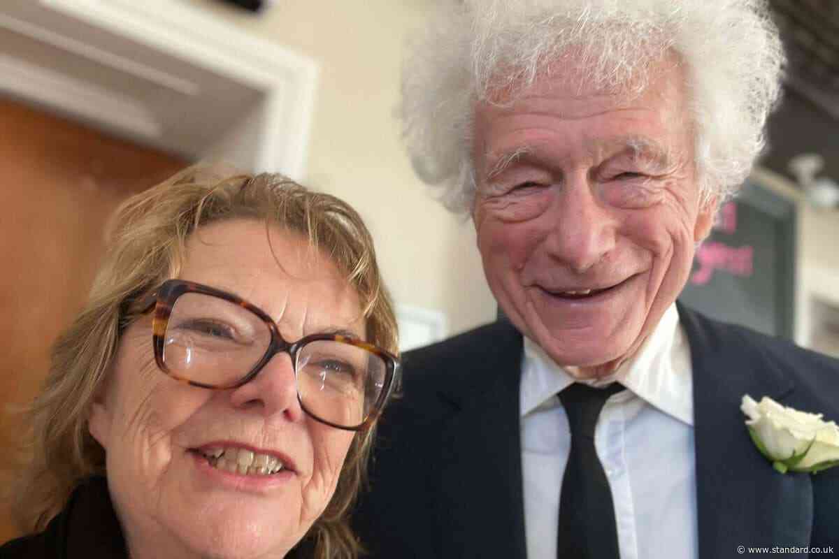 Tributes to former test pilot who campaigned for Chinook crash families