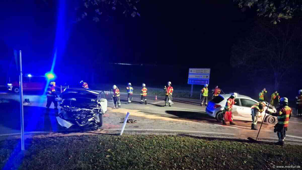 Gegenverkehr übersehen: Vier Schwerverletzte bei Frontalzusammenstoß auf Bundesstraße
