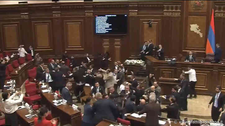 Maxi rissa nel Parlamento armeno: è la terza questo mese. Emorragia nasale per un deputato