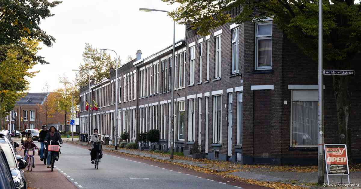 Zonnepanelen van het ene huis en de dakopbouw van het andere huis vechten in Deventer om voorrang