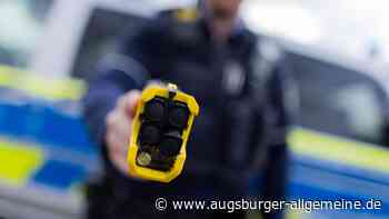 Aggressiver Mann randaliert in der Nähe des Augsburger Bahnhofs – Polizei droht mit Taser