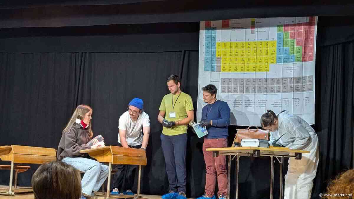 Publikum löst den Fall: Theatergruppe Hofkirchen feiert erstes Krimidinner