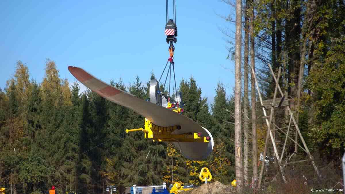 Spektakuläres Windkraftfinale: Hier schwebt ein Rotorblatt auf den Turm