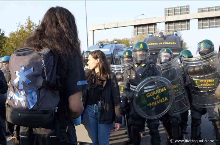 Sciopero generale, il manifestante ai poliziotti: “Il governo ci affama. Scendete in piazza con noi”