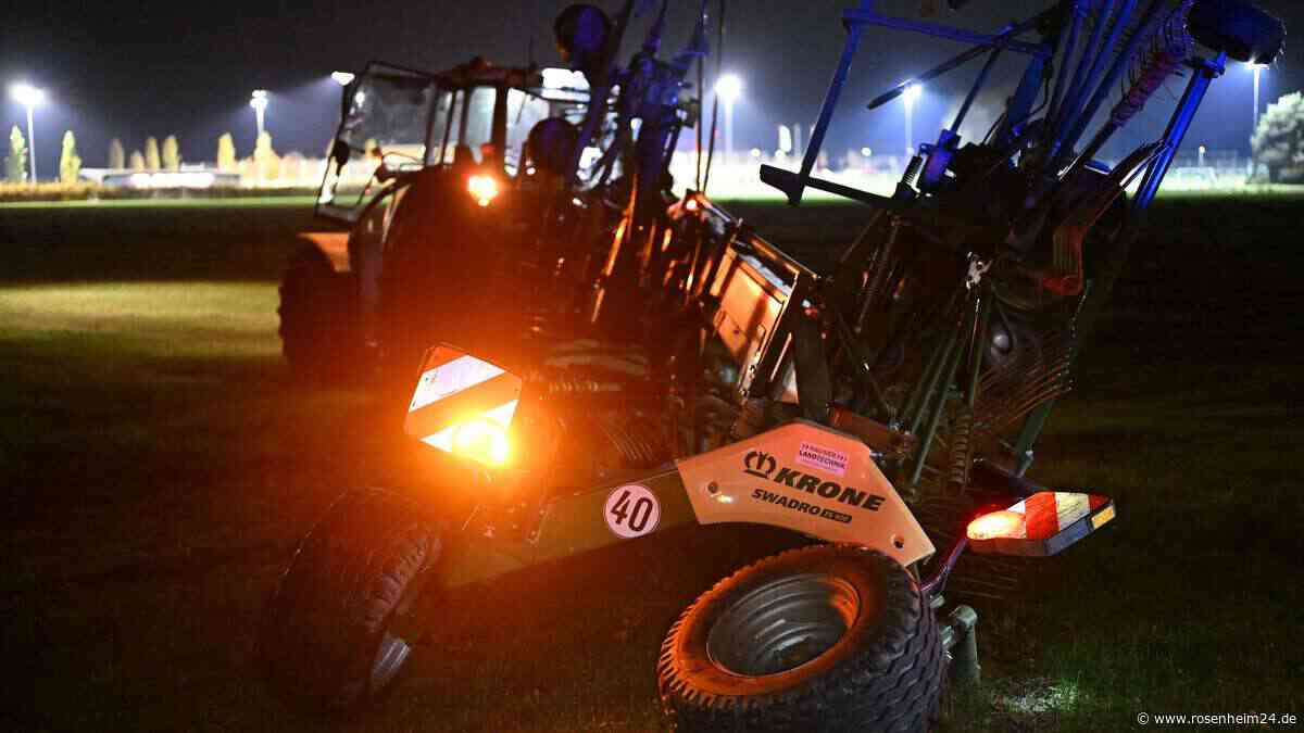 Auto kracht bei Westerndorf in Traktorgespann und landet in der Wiese
