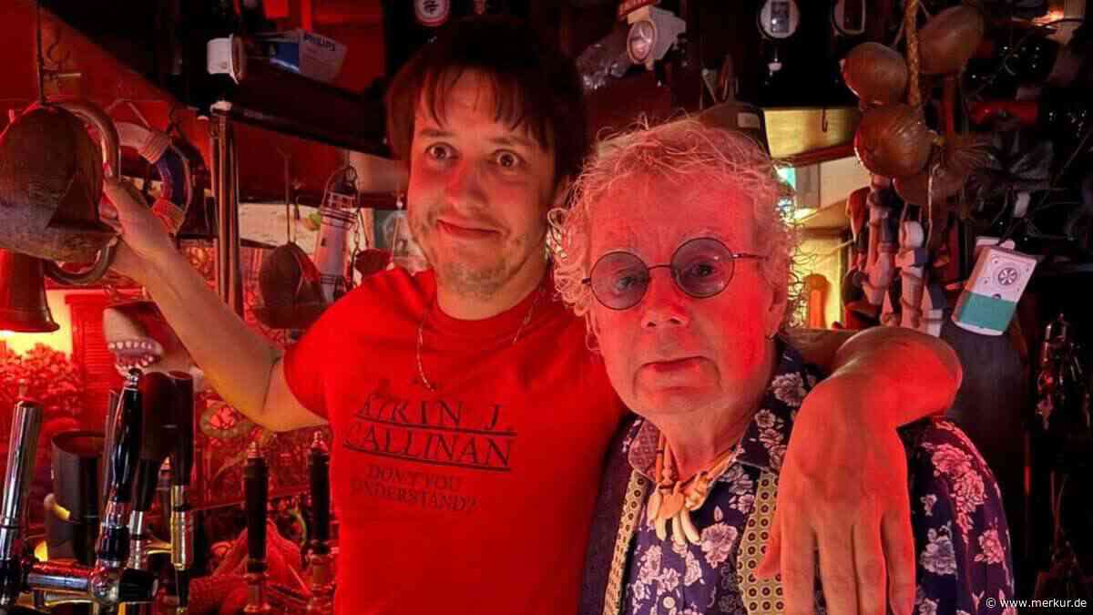 Rockstar schaut in Bar vorbei: Foto schlägt große Wellen – auch weil der Wirt selbst ein Promi ist