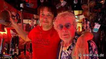 Rockstar schaut in Bar vorbei: Foto schlägt große Wellen – auch weil der Wirt selbst ein Promi ist