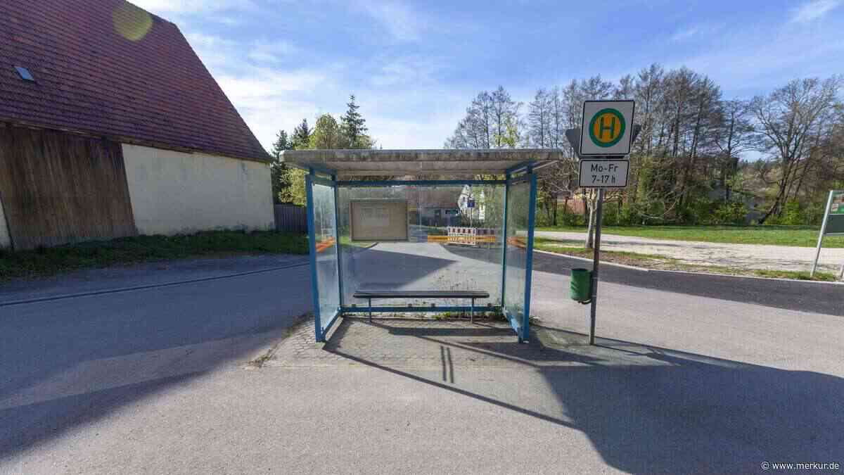 Schulbus rammt Haltestelle: Fahrer fährt mit Kindern an Bord weiter – trotz kaputter Scheiben