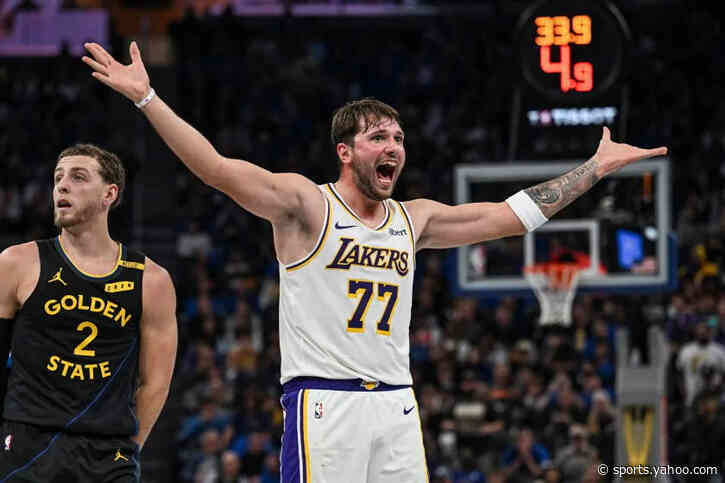 Lakers blow 25-point lead in double-digit loss to Warriors