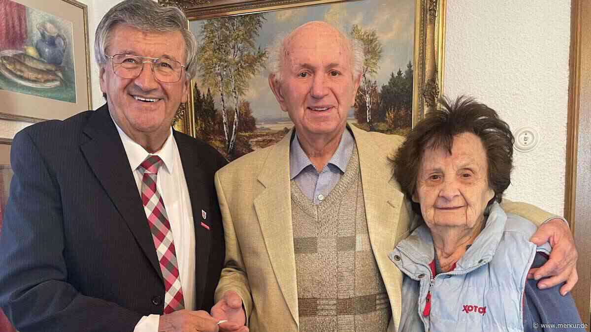 90. Geburtstag: Seine Frau fing ihn mit einem Schal ein