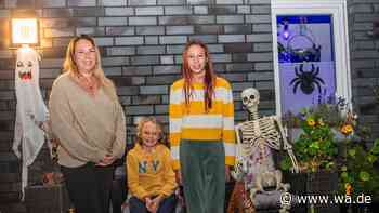 Skelett fuhr angeschnallt mit: Familie begeistert mit Halloween-Deko – „Viele bleiben stehen“