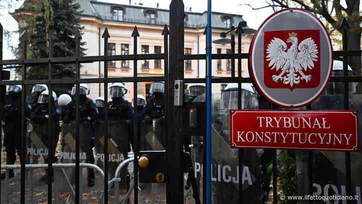 Polonia, manifestanti davanti la sede della Corte costituzionale dopo la sospensione del presidente ordinata dal governo Tusk