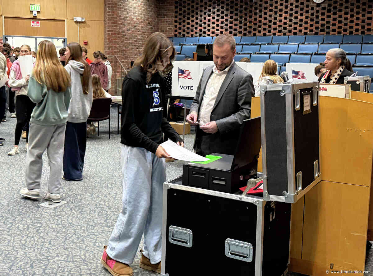 Saratoga Springs aims to improve high school by letting students spend $25,000