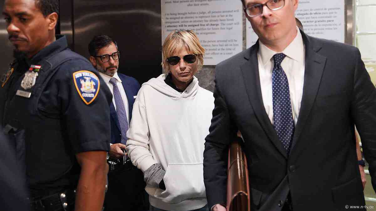 "Gesundheitlicher Notfall": Selma Blair bittet nach Ausraster im Flugzeug um Entschuldigung
