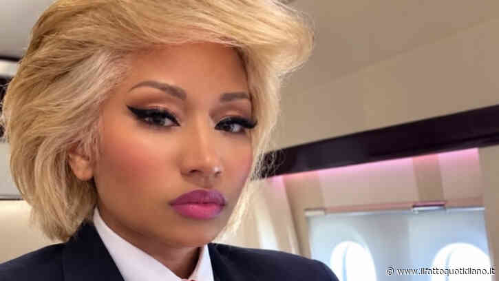 “Ho visto un c**o spettacolare”: Donald Trump e le parole dette alla rapper Nicki Minaj. Lei si traveste da lui per Halloween, con ciuffo biondo e cravatta rossa