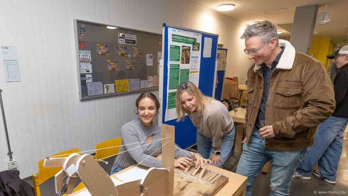 Schüler baut Exoskelett aus Karton – und spießt Käse damit auf