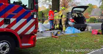 Brandweer bevrijdt bestuurder uit auto na ongeval in Ede
