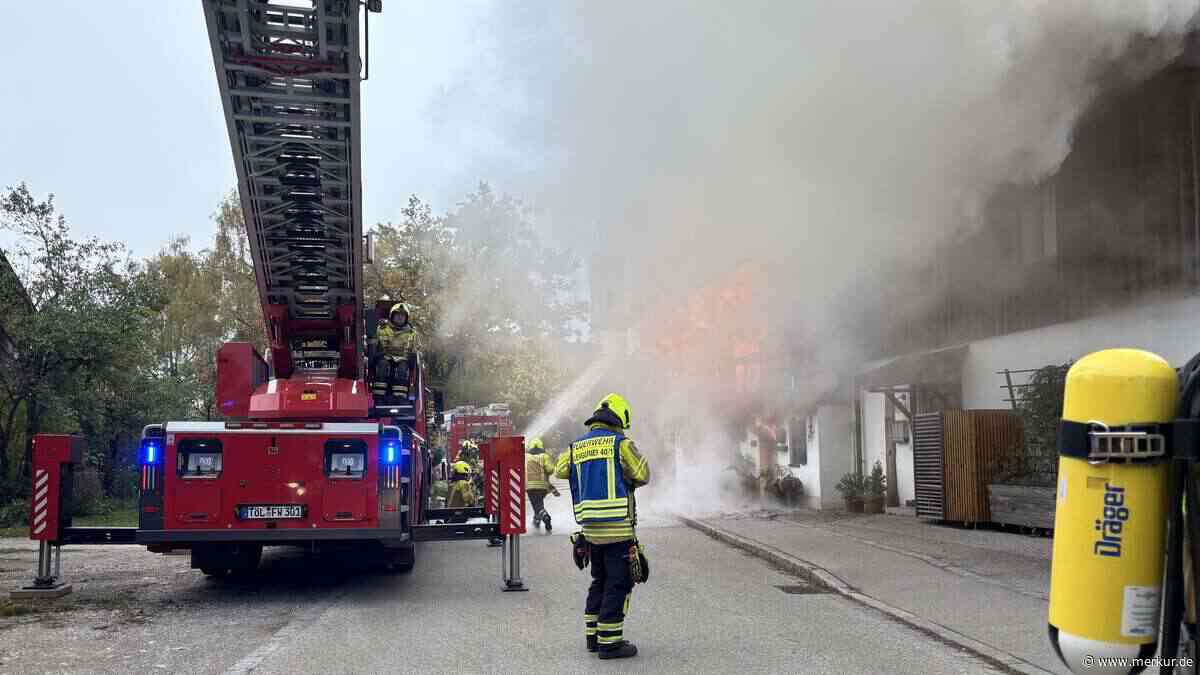 150 Einsatzkräfte kämpfen gegen Feuer: Wohnhaus zerstört