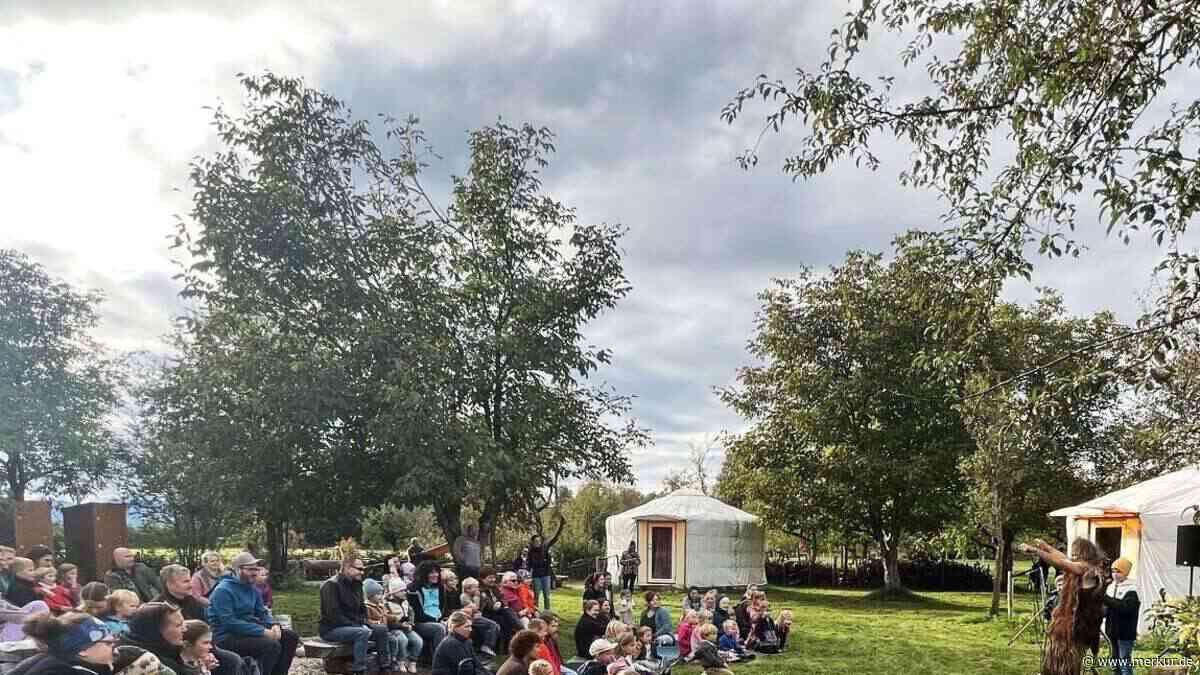 Benediktbeuern: Wurliz reißt 70 Fans mit – Kinder singen im Klostergarten
