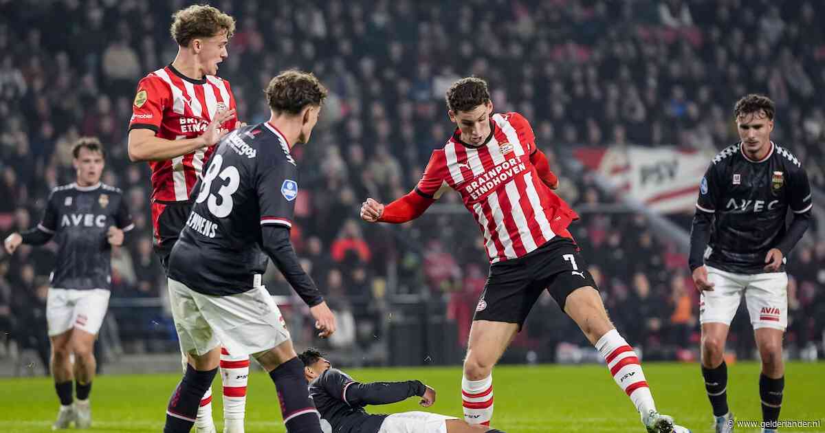 LIVE eredivisie | PSV op zoek naar meer goals tegen stug Willem II, Til raakt buitenkant paal