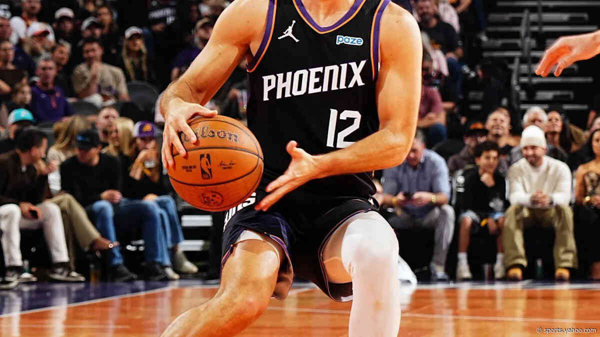 Collin Gillespie is showing Jalen Green how to run the Suns