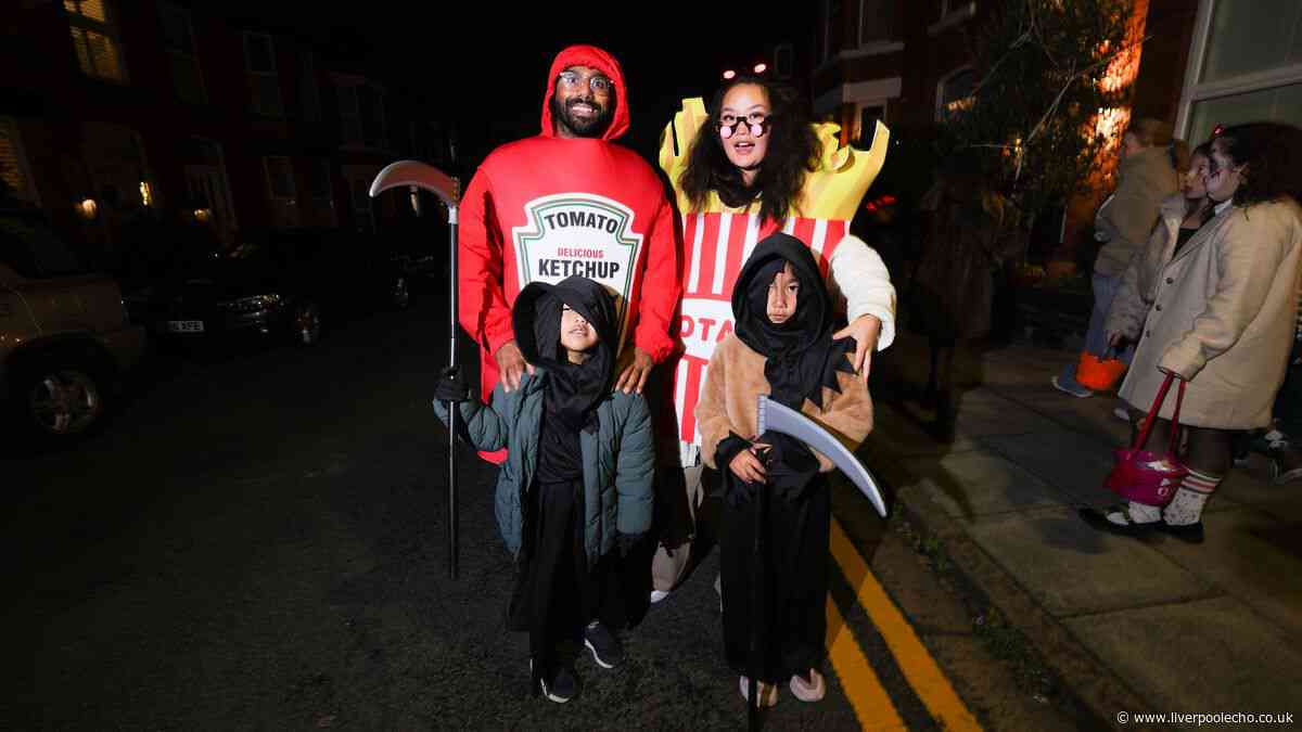 17 photos as hundreds show up on Liverpool street for Halloween event